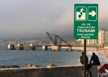 Se establece Alerta Temprana Preventiva en tres provincias y cinco comunas de la región de Valparaíso debido a un simulacro de sismo y tsunami.