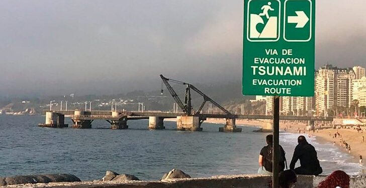Se establece Alerta Temprana Preventiva en tres provincias y cinco comunas de la región de Valparaíso debido a un simulacro de sismo y tsunami.