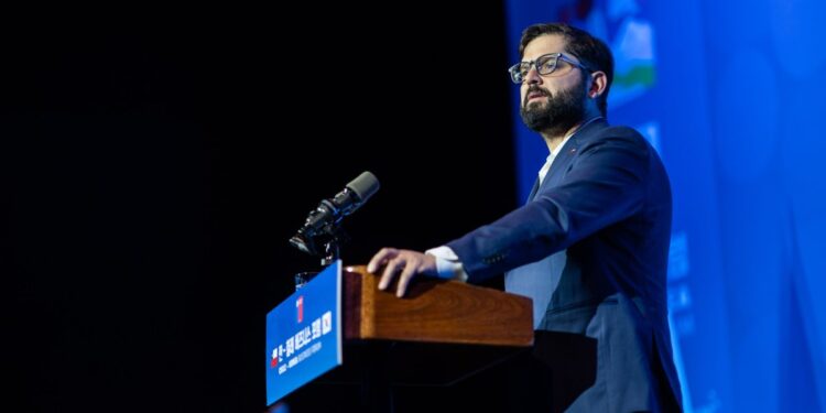 El presidente Boric instó a empresas coreanas a invertir en hidrógeno verde, litio, electromovilidad y energías renovables en Chile.