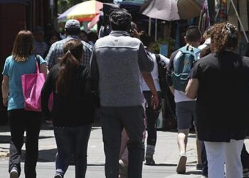 Cadem muestra lo que comen, compran y sienten los chilenos: ¡el sushi le gana a la pizza!