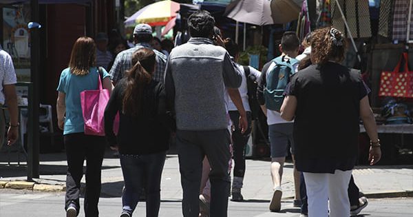 Cadem muestra lo que comen, compran y sienten los chilenos: ¡el sushi le gana a la pizza!