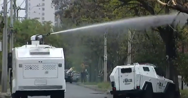 Detienen a 15 cabros del INBA por lanzar molotovs a Carabineros.