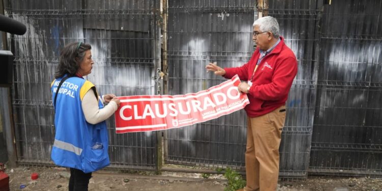 Independencia cierra taller clandestino en terreno municipal.
