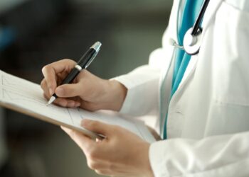 Colbún despide a 26 funcionarios municipales por uso irregular de licencias médicas.