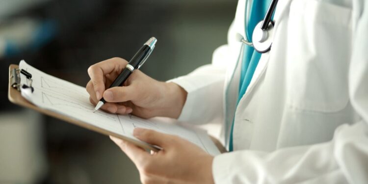 Colbún despide a 26 funcionarios municipales por uso irregular de licencias médicas.