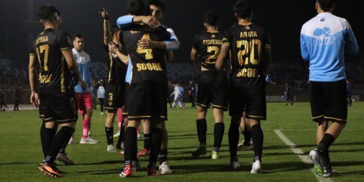 Magallanes derrota a Santiago Morning y asegura el descenso del equipo microbusero.