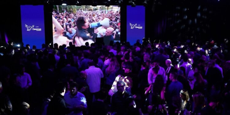 Javier Milei triunfa en las elecciones legislativas en Argentina, superando el 40%.