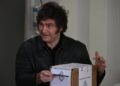 El presidente Javier Milei emite su voto en las elecciones legislativas argentinas sin dar declaraciones a la prensa.