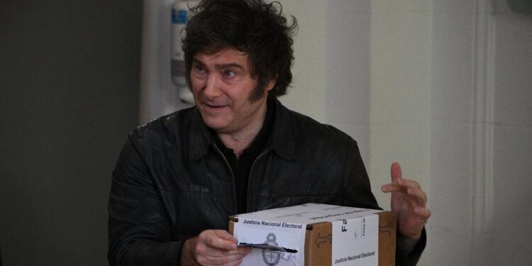 El presidente Javier Milei emite su voto en las elecciones legislativas argentinas sin dar declaraciones a la prensa.