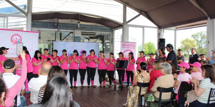 Equipo de canotaje en Colina busca crear conciencia sobre el riesgo de recaída en cáncer de mama.