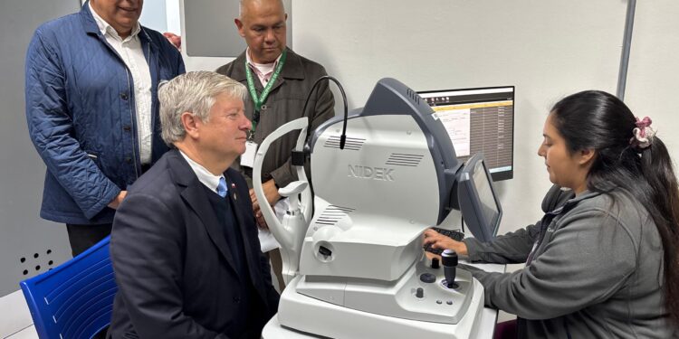 Arriba en Curicó una cámara retinal para la detección precoz de enfermedades oculares.