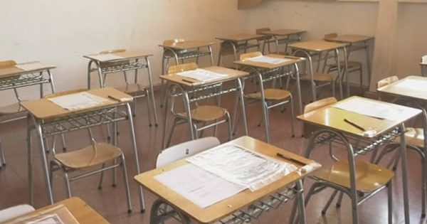 Varios colegios se ven obligados a suspender el Simce porque los examinadores no llegaron a tomar las pruebas.