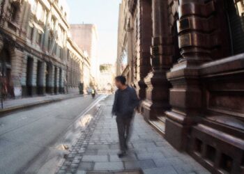 Seba & El Monstruo estrenan un doble single con “Amigo” y “Los Perros”.