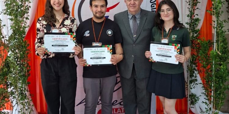 Orgullo del Maule: estudiantes del Colegio Constitución brillan en feria científica en Paraguay.