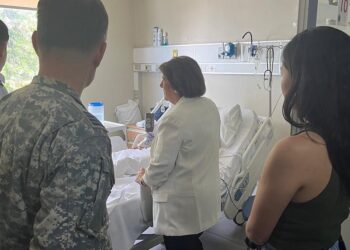 Sobrevivientes del helicóptero no corren riesgo vital: Ministra de Defensa realizó visita.