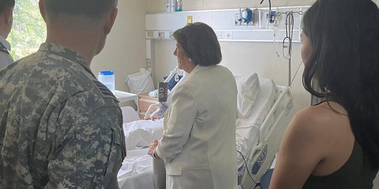 Sobrevivientes del helicóptero no corren riesgo vital: Ministra de Defensa realizó visita.