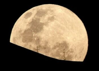 La superluna de octubre brilló y seguirá viéndose toda la noche de este martes.