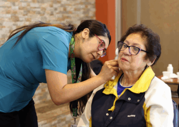 Rotary Club San Bernardo y la U. Mayor llevan a cabo operativo de fonoaudiología para abuelitos.