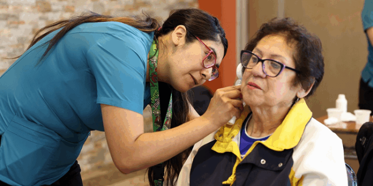 Rotary Club San Bernardo y la U. Mayor llevan a cabo operativo de fonoaudiología para abuelitos.
