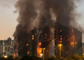 La cifra de fallecidos por el incendio en un rascacielos de Hong Kong asciende a 128.