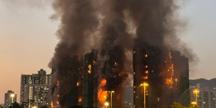 La cifra de fallecidos por el incendio en un rascacielos de Hong Kong asciende a 128.