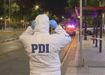 Funcionario de la PDI disparó contra un delincuente armado que intentó asaltarlo en la Alameda.