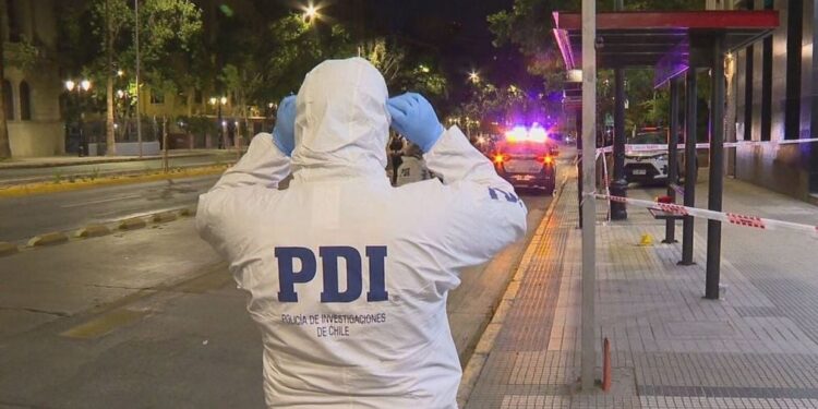 Funcionario de la PDI disparó contra un delincuente armado que intentó asaltarlo en la Alameda.