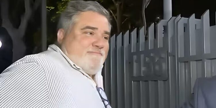 El esposo de la exministra Vivanco se presentó en dependencias de Carabineros tras la emisión de una orden de detención en su contra.