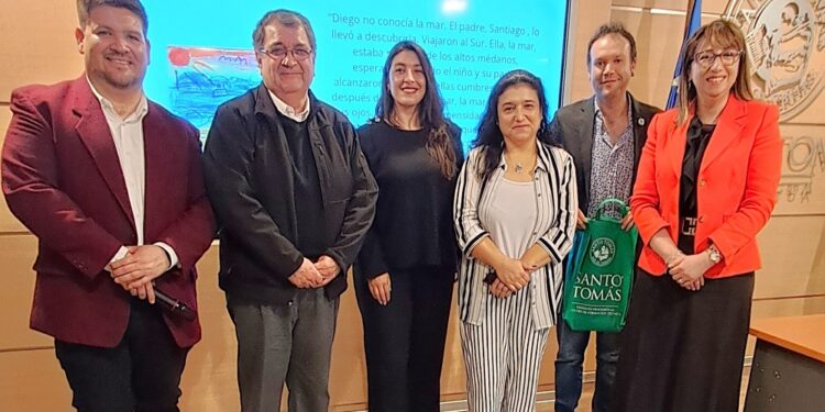 Celebración conjunta de los 100 años del Trabajo Social en Latinoamérica por parte de estudiantes de Santo Tomás e IP Chile.