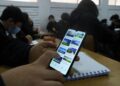 Se despide del celular en clases: Senado aprueba ley que prohibirá su uso en colegios desde el próximo año.