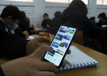 Se despide del celular en clases: Senado aprueba ley que prohibirá su uso en colegios desde el próximo año.