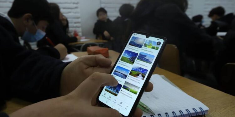 Se despide del celular en clases: Senado aprueba ley que prohibirá su uso en colegios desde el próximo año.