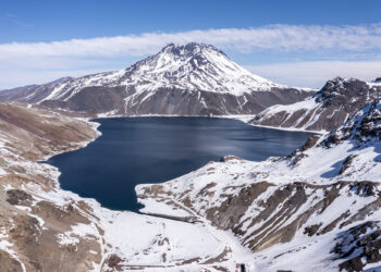 SENAPRED mantiene estado de alerta preventiva debido a sismo en el volcán Planchón-Peteroa.