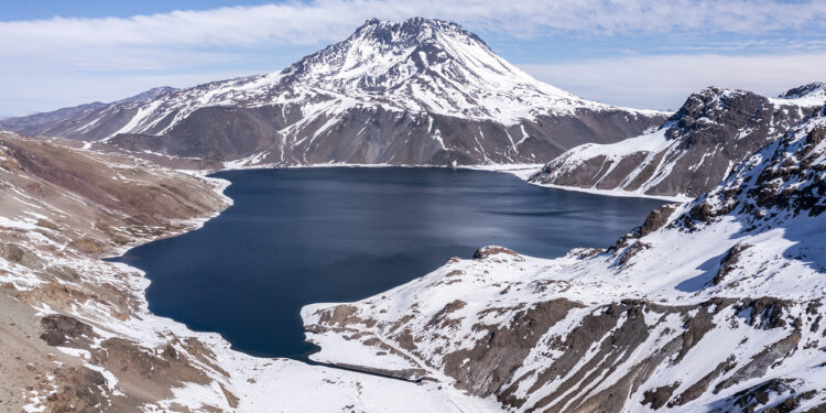 SENAPRED mantiene estado de alerta preventiva debido a sismo en el volcán Planchón-Peteroa.