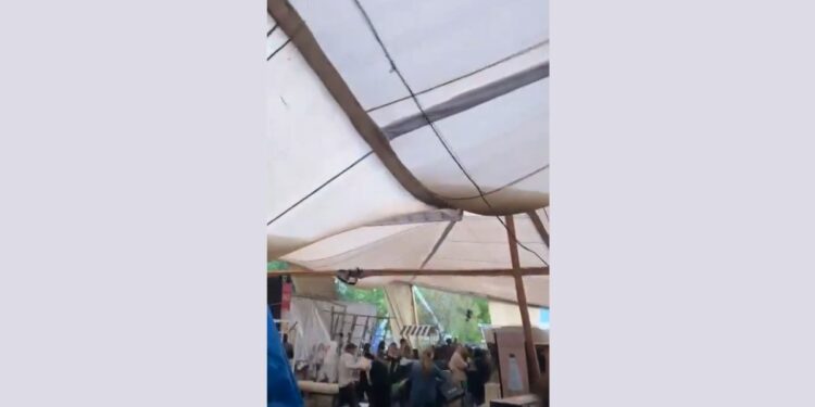 Lluvias causaron el colapso de una carpa en la feria del Parque Bicentenario de Vitacura, desatando pánico entre los asistentes y provocando daños en los productos.
