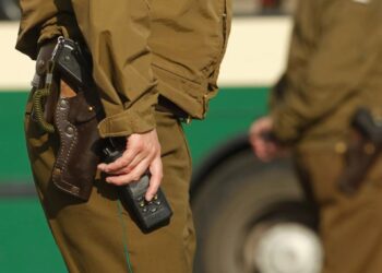 Un carabinero disparó a un hombre que intentó agredirlo con cuchillos en una casa en Coronel: se encuentra en estado crítico.