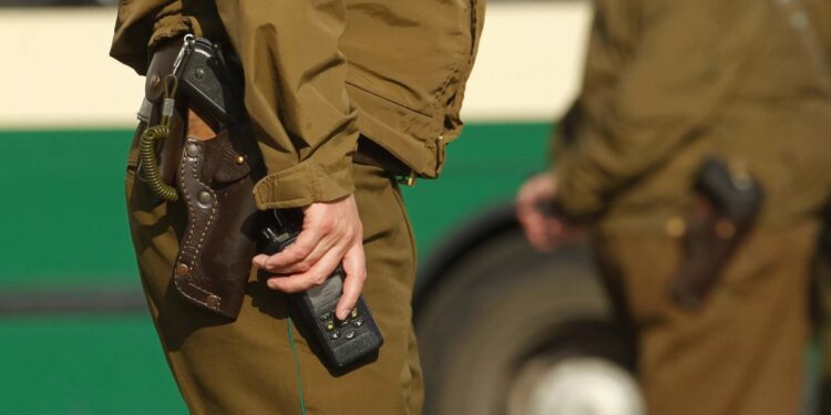 Un carabinero disparó a un hombre que intentó agredirlo con cuchillos en una casa en Coronel: se encuentra en estado crítico.