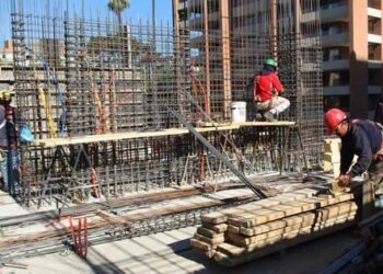 CGR advierte que hay más de 500 obras públicas sin terminar en la última década.