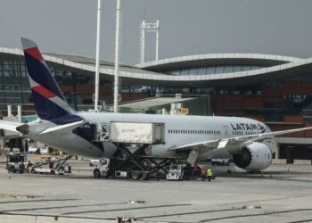 Latam suspende nuevos vuelos debido a la huelga de pilotos que ya lleva una semana.