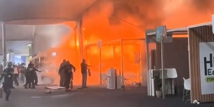 Incendio forza el desalojo del pabellón donde se llevan a cabo las negociaciones diplomáticas en la COP30.