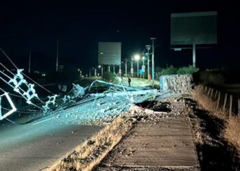 Nueva caída de postes en Av. del Valle causa taco y corte de camino en Chicureo.