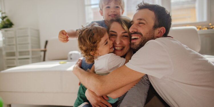 Experto chileno resalta que el “apego seguro” es fundamental para cuidar la salud mental de los niños.