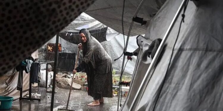 «Se avecinan pérdidas de vidas»: Las lluvias invernales agravan la situación desesperada de la población en Gaza.