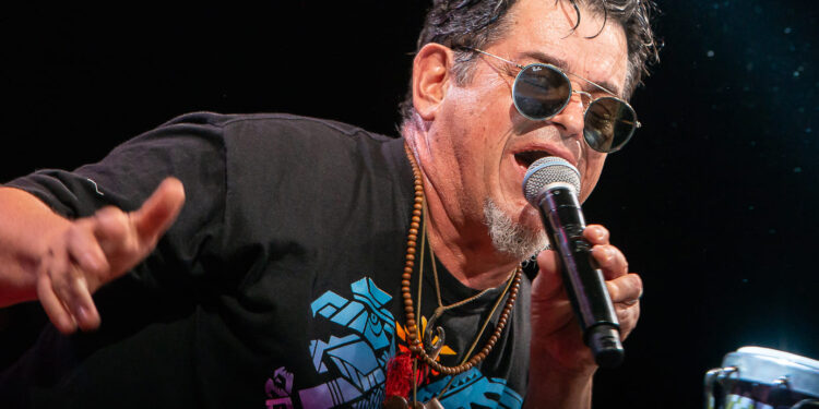 Joe Vasconcellos festeja los 30 años de “Toque” con grandes invitados en el Movistar Arena.