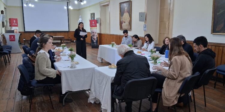 Mesa técnica convoca a representantes del sector salud para potenciar la prevención en adultos mayores.