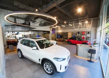 BMW abre nueva sucursal enfocada en la experiencia del cliente.