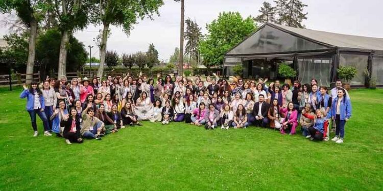 Mujeres del ámbito rural impulsan su participación política y social en la Escuela de Lideresas 2025 de INDAP.