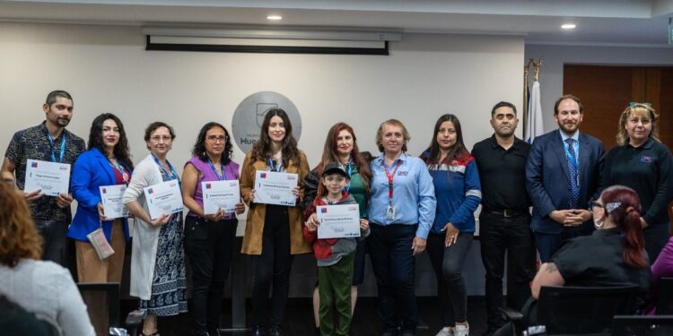 Madres, padres y cuidadores de Huechuraba obtienen certificación en el Programa de Parentalidad.