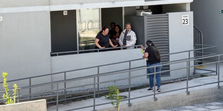 Huechuraba entrega 504 casas del proyecto “Cumbres de Girasoles”