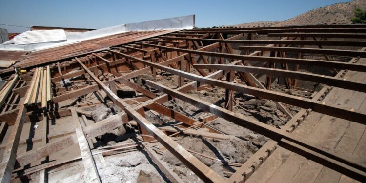 Huechuraba renueva techos y saca el asbesto de las casas.